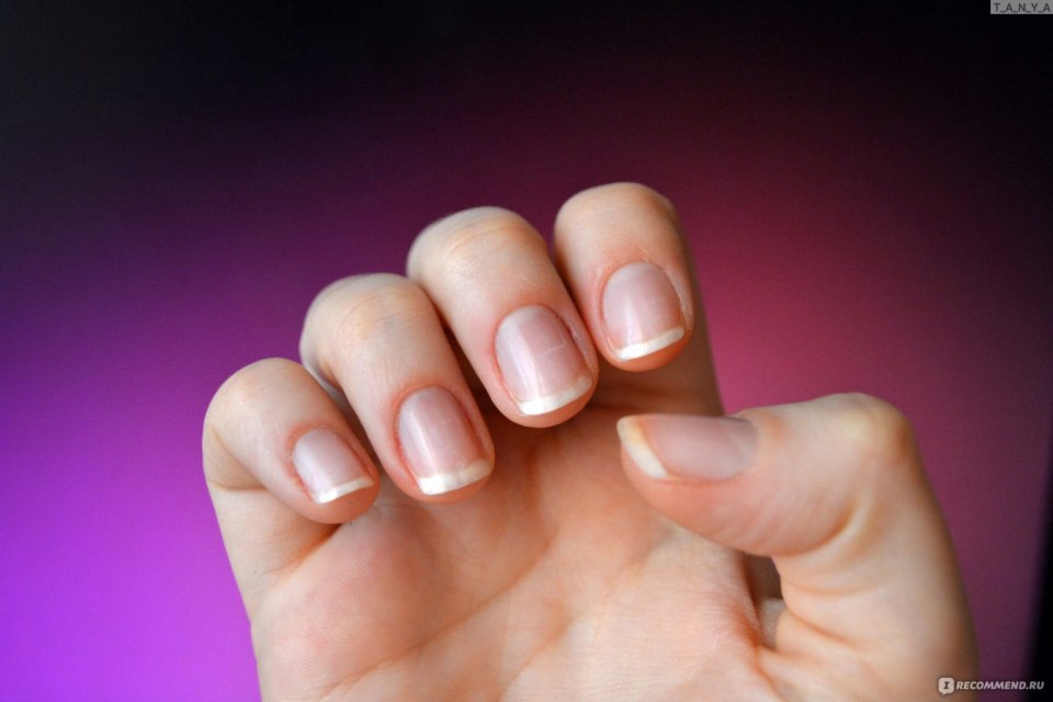 Рука с ногтями