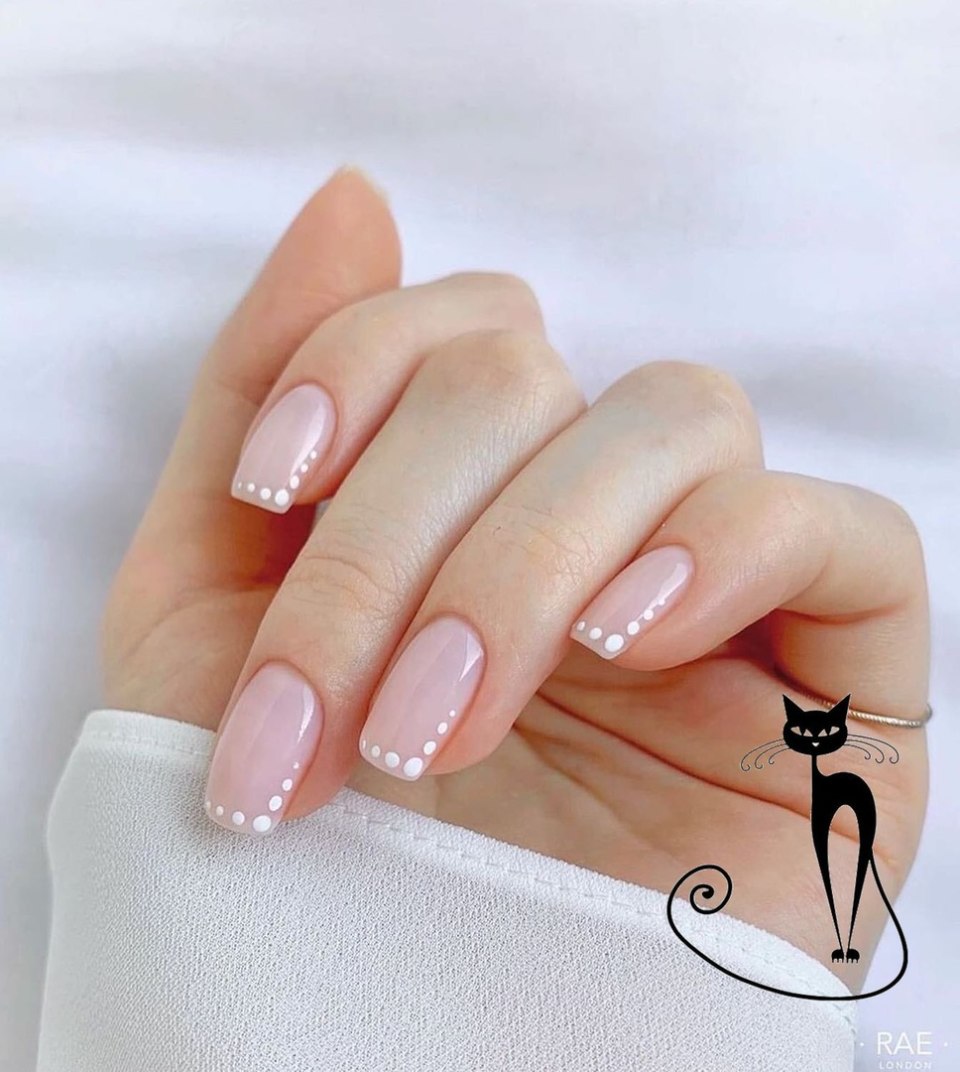 Нежный нюдовый маникюр 2021 на короткие ногти