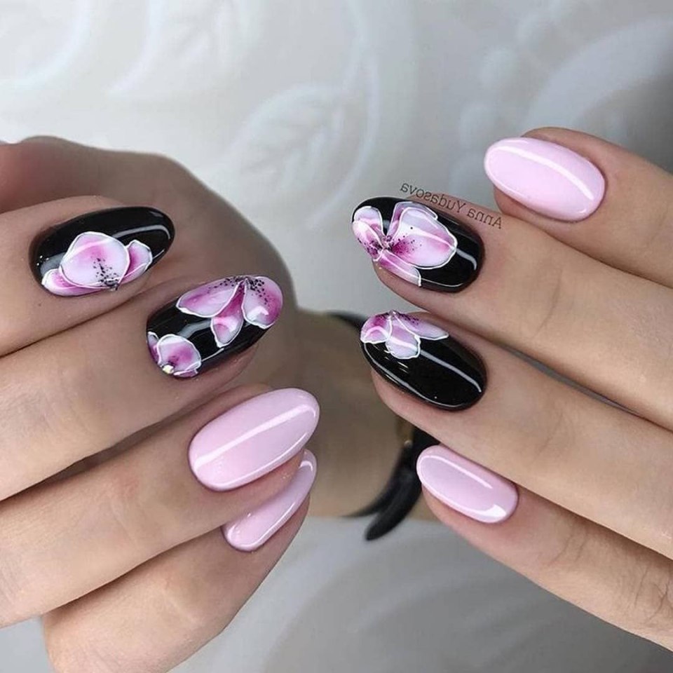 Маникюр розовый с черным