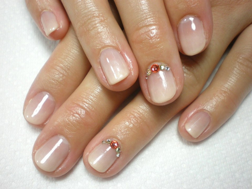 Прозрачный маникюр на короткие ногти
