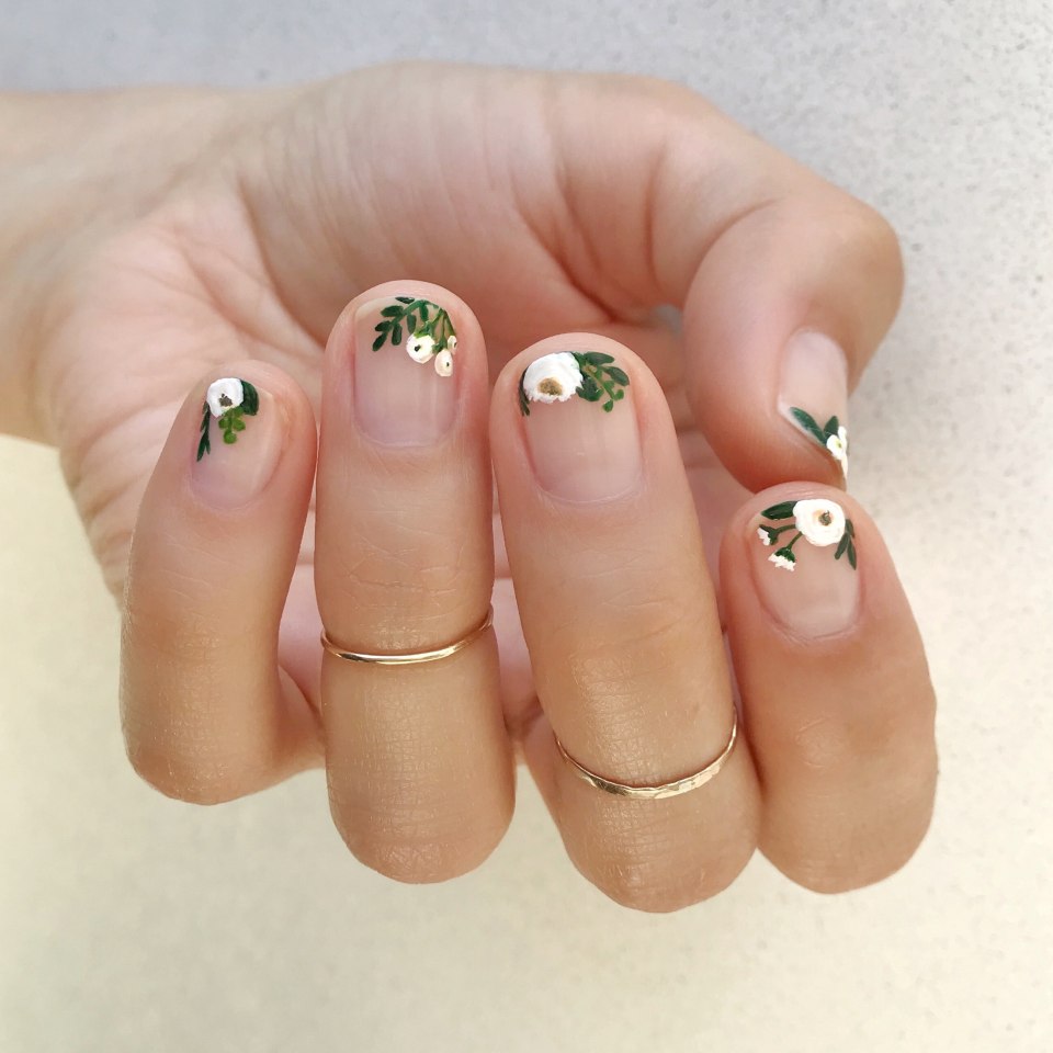 Ногти с маленькими цветочками