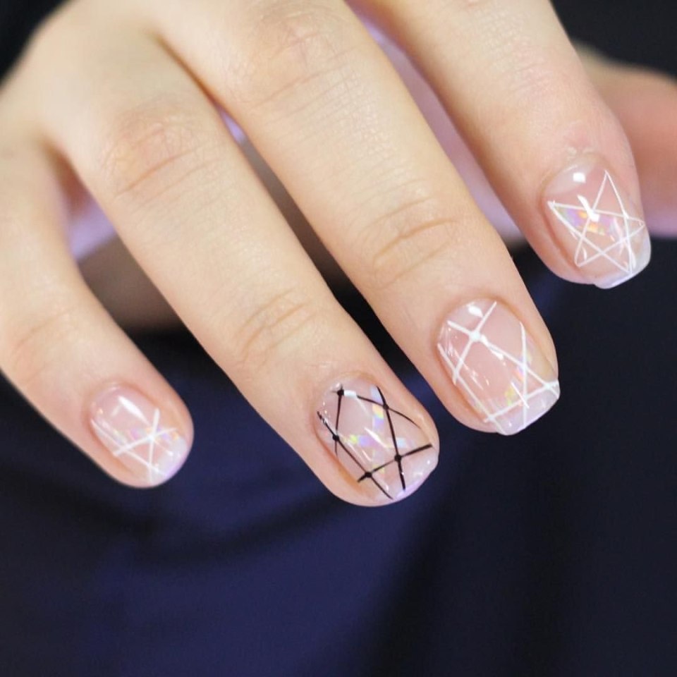 Прозрачный маникюр на короткие ногти
