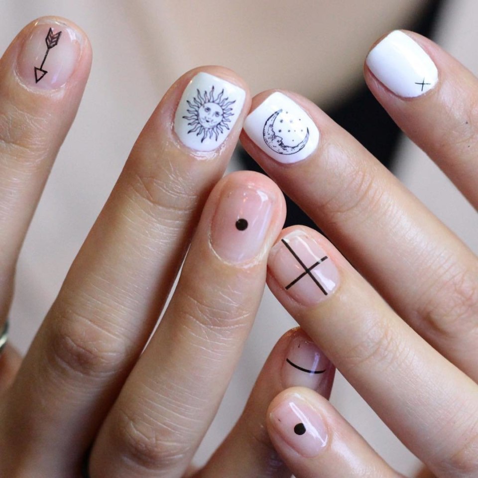 Классический маникюр с блестками