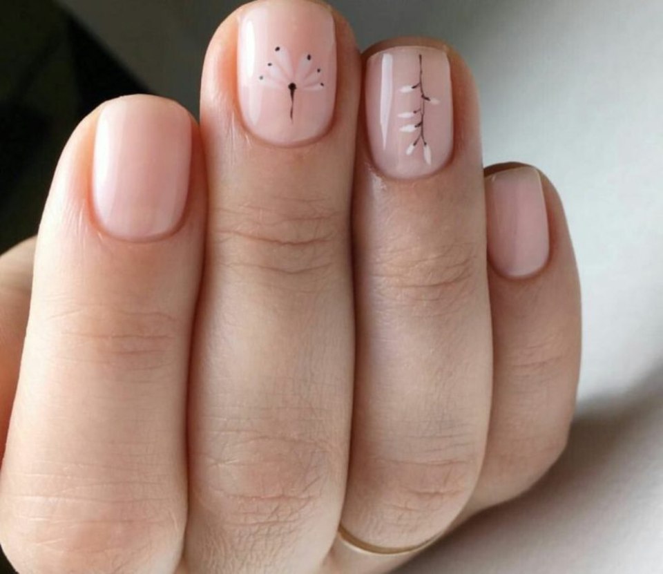 Прозрачный маникюр на короткие ногти