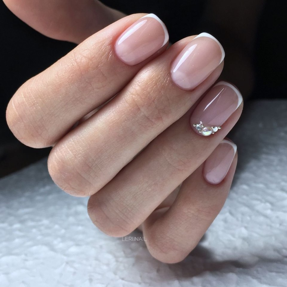 Прозрачный маникюр на короткие ногти