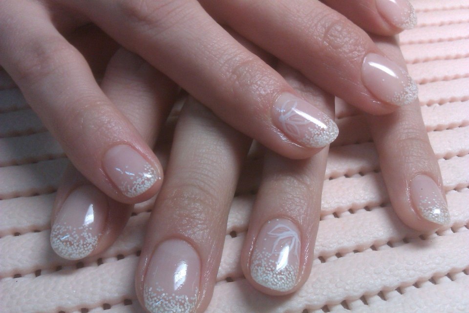 Бесцветный маникюр