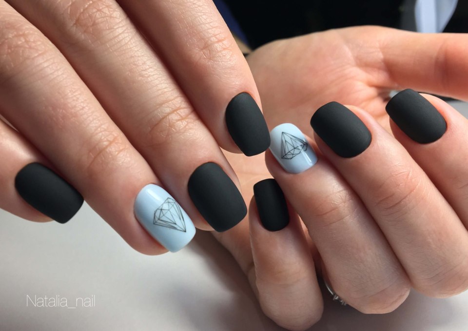 Чёрный матовый маникюр на короткие ногти