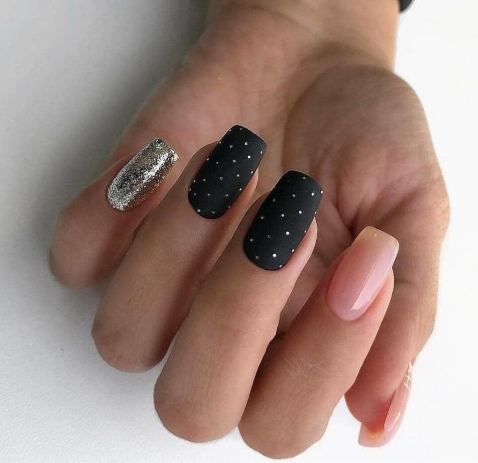 Маникюр чёрный матовый с блестками