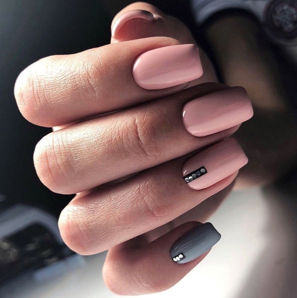 Серо-розовый маникюр