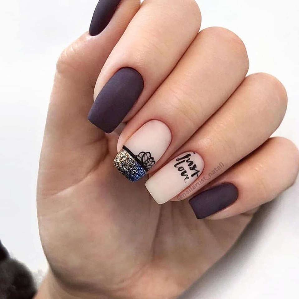 Стильный квадратный матовый маникюр