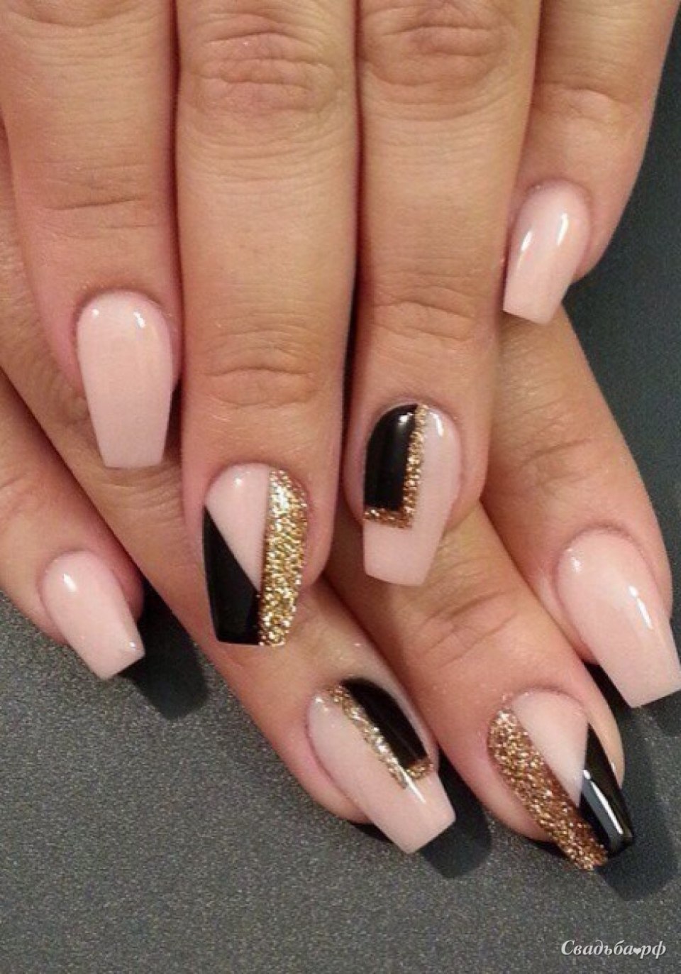 Маникюр бежевый с золотом и черным