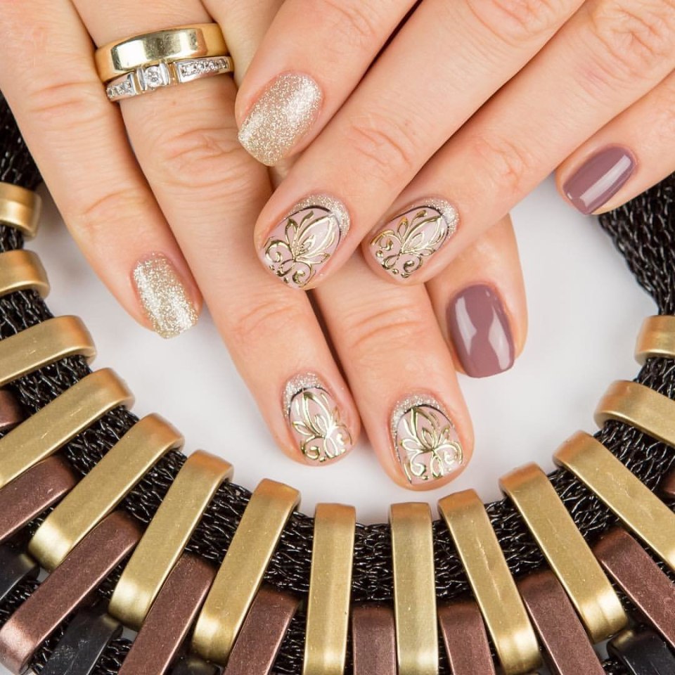 Стильный маникюр с золотом