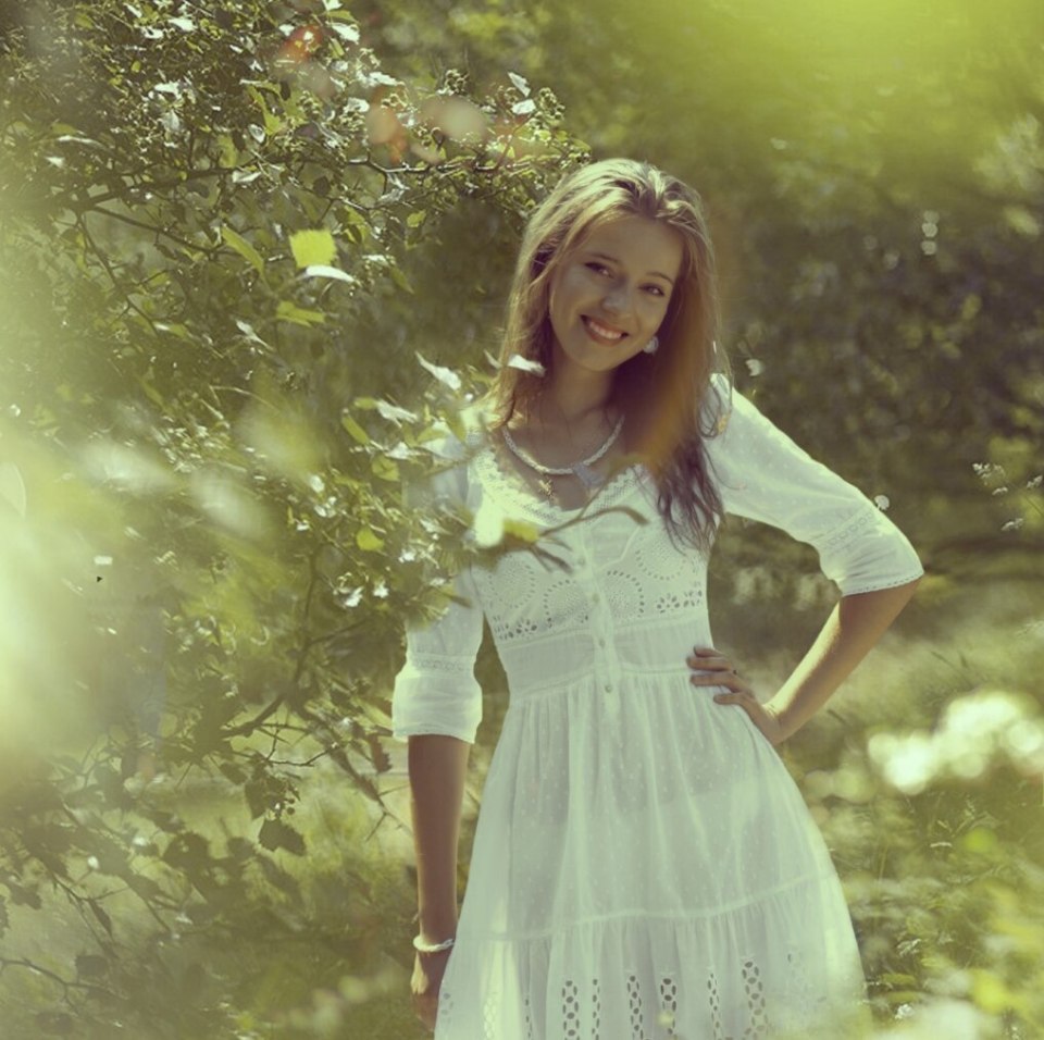 Keilih Stafford в платье