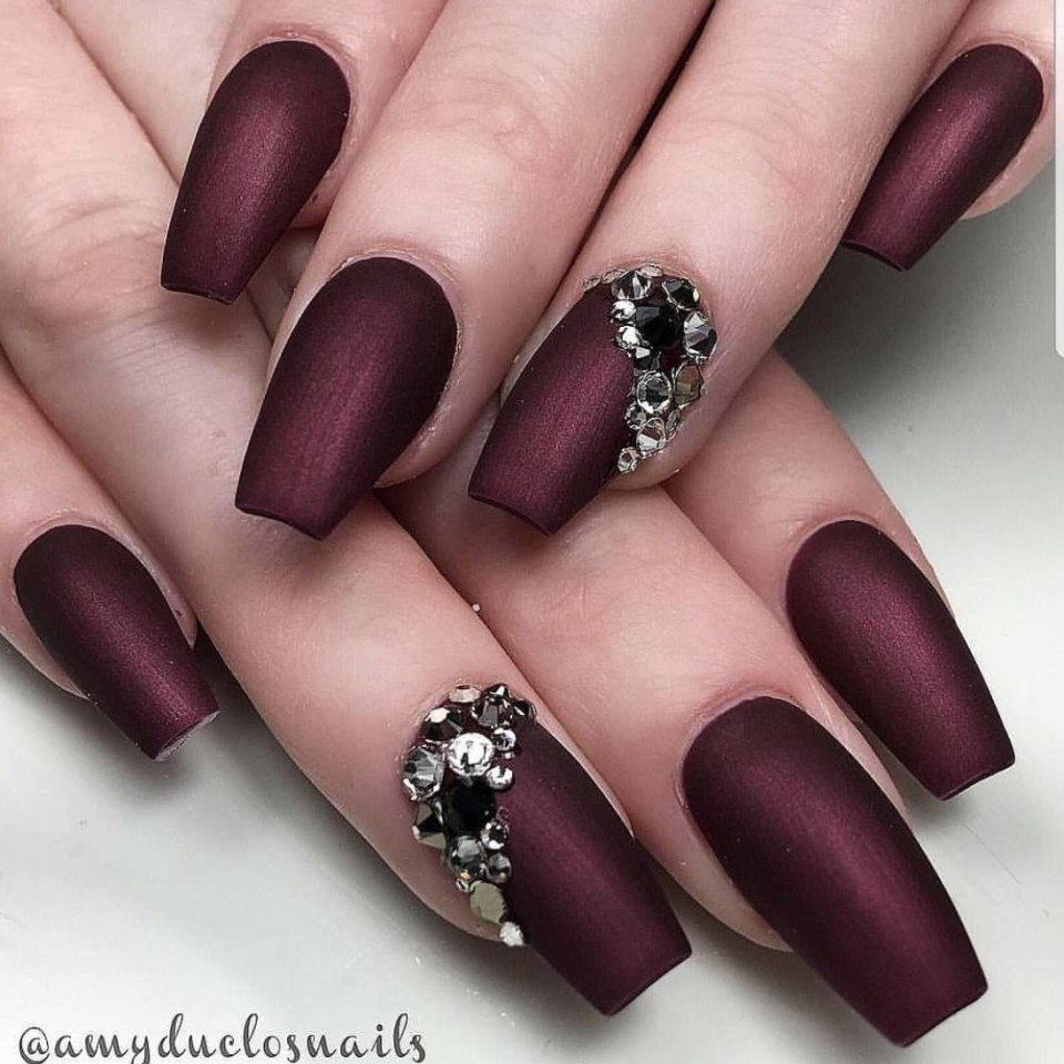 Бордовый маникюр с короной