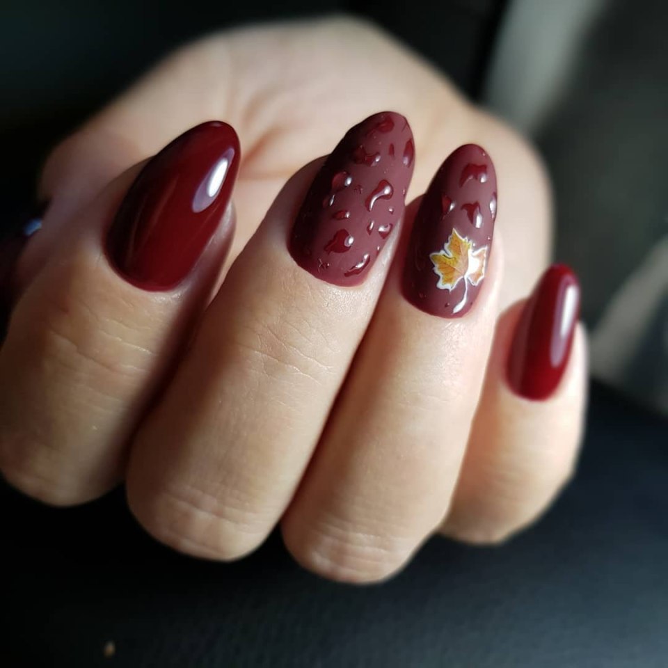 Бордовый маникюр с каплями