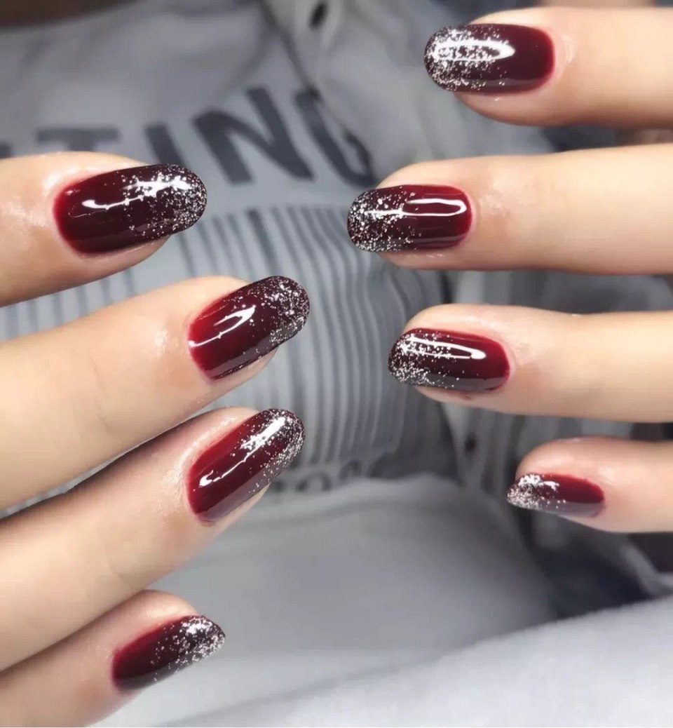 Ногти бордовые с серебром