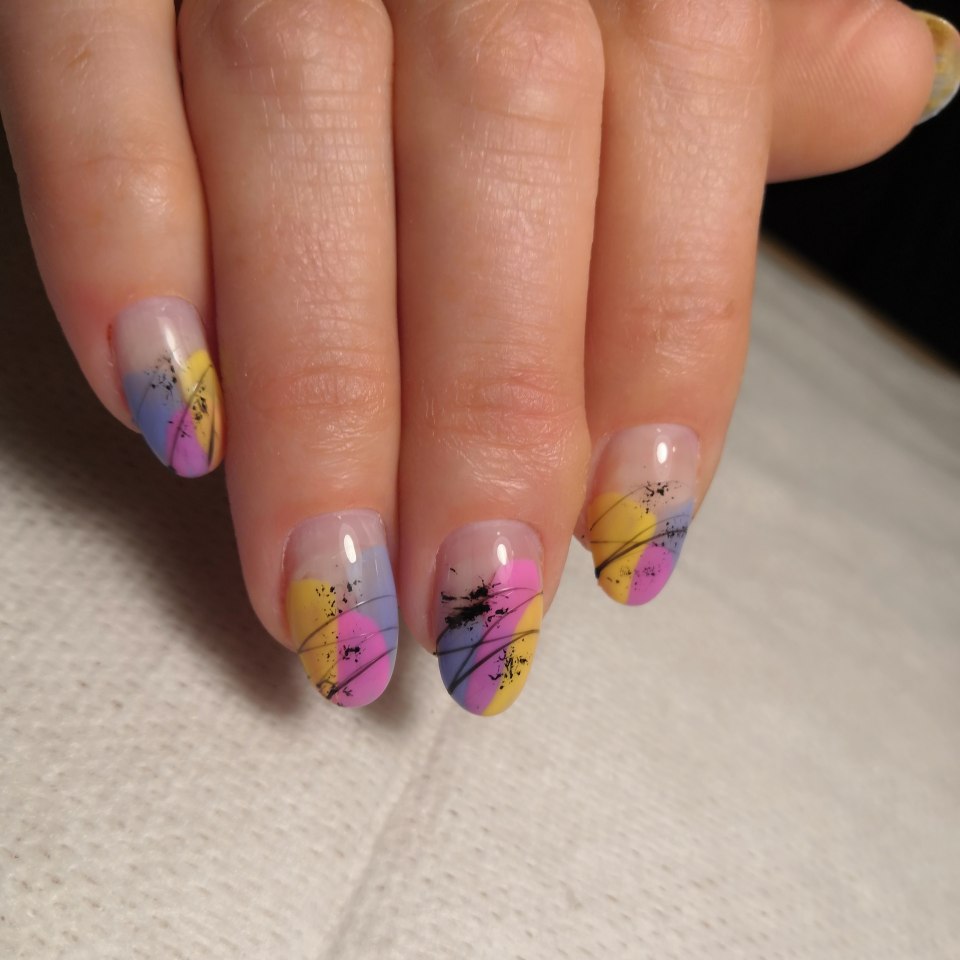 Яркие короткие ногти хиппи
