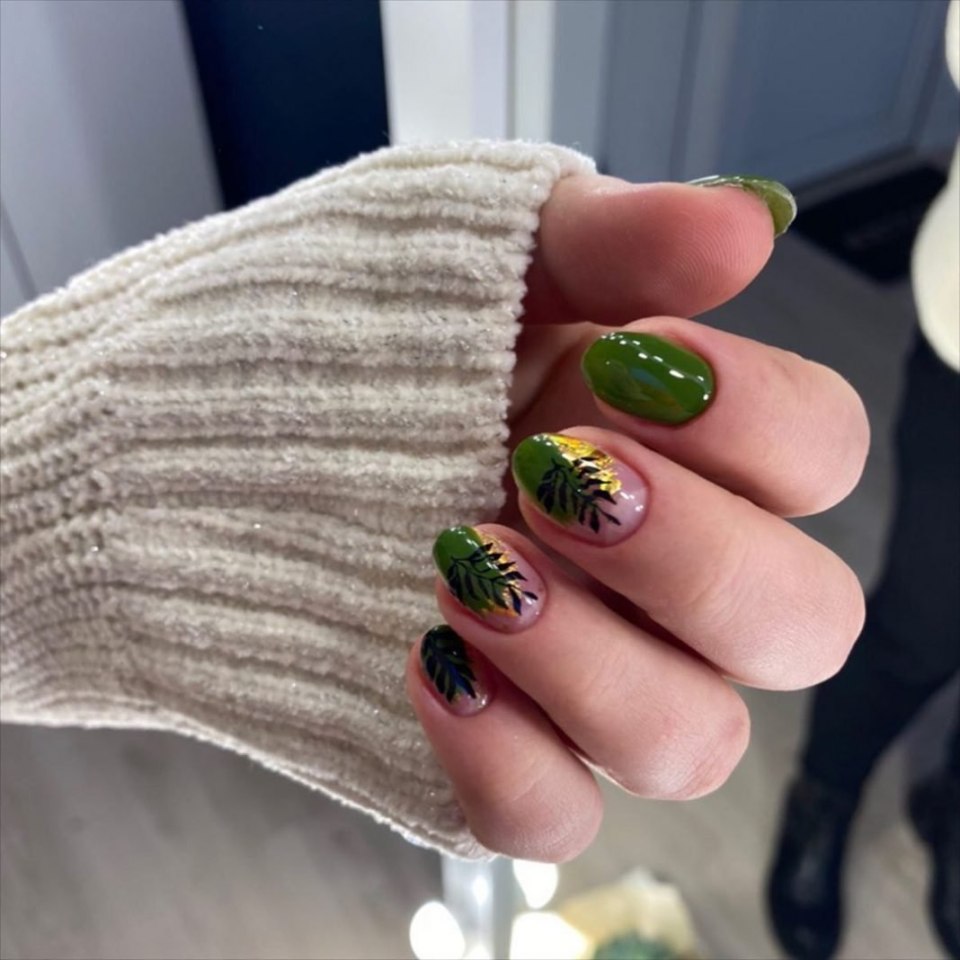 Маникюр с милым лягушонком