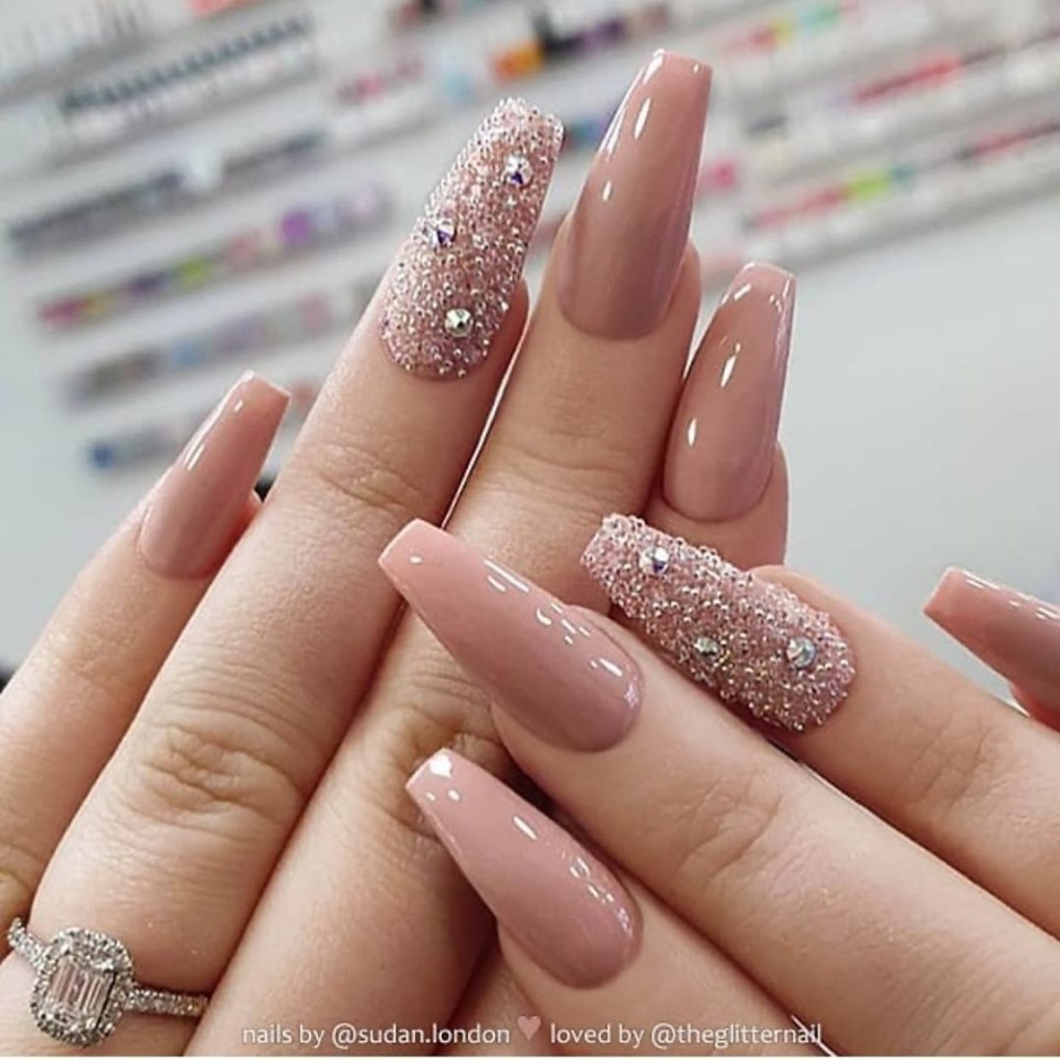 Маникюр натуральный с блестками