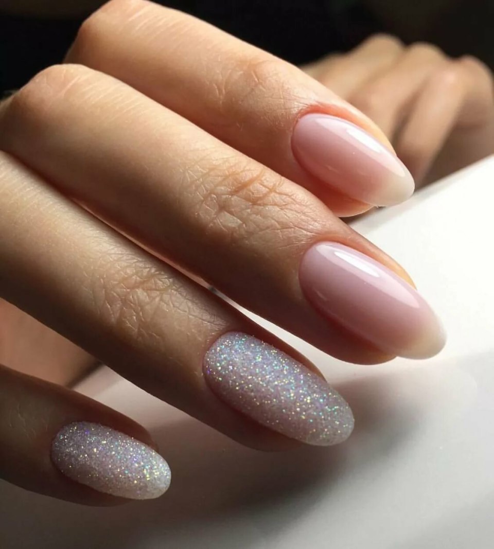 Маникюр бежевый с блестками