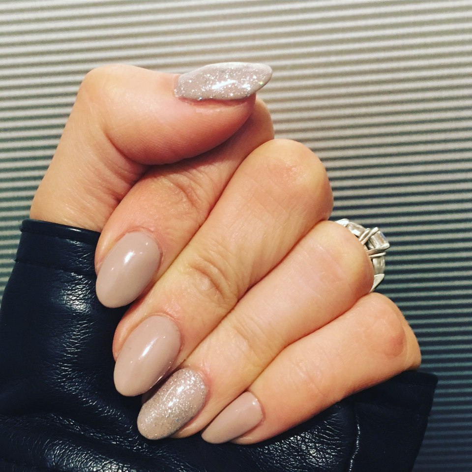 Нюд с блеском на длинные ногти