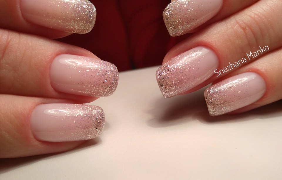 Маникюр шеллак бежевый с блестками