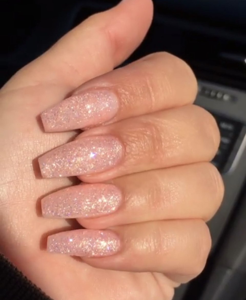 Ногти телесного цвета френч