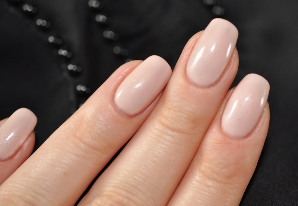 Маникюр омбре белый с блестками