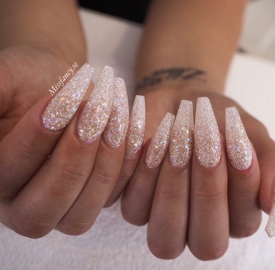 Золотой маникюр на короткие ногти