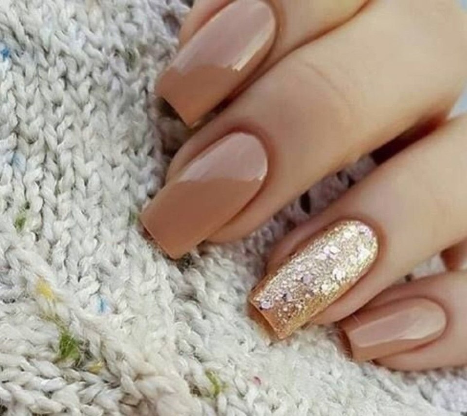 Ногти бежевые с блестками