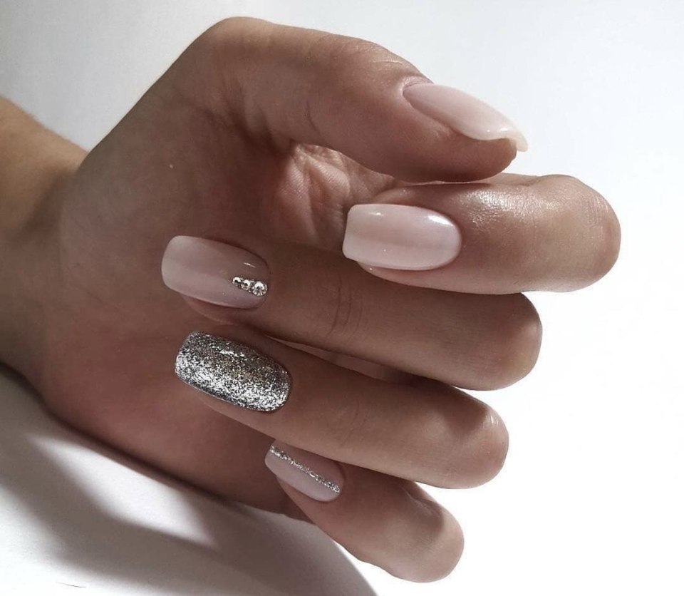 Камуфляжный маникюр телесный