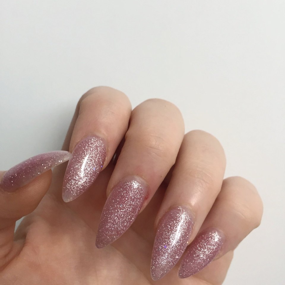 Естественный маникюр с блестками