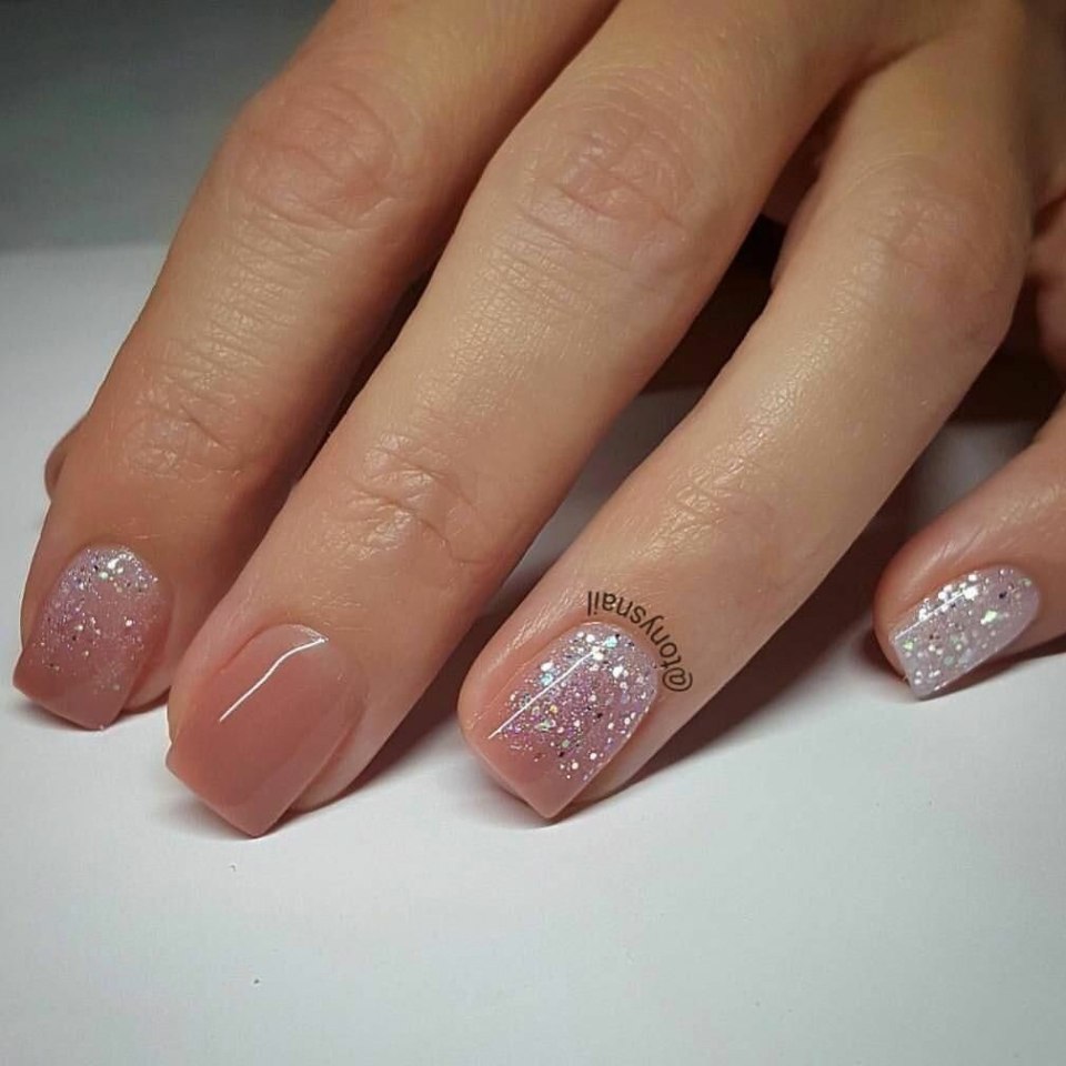 Естественный маникюр с блестками