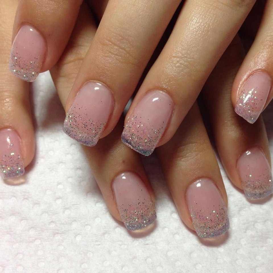 Нюдовый маникюр миндаль