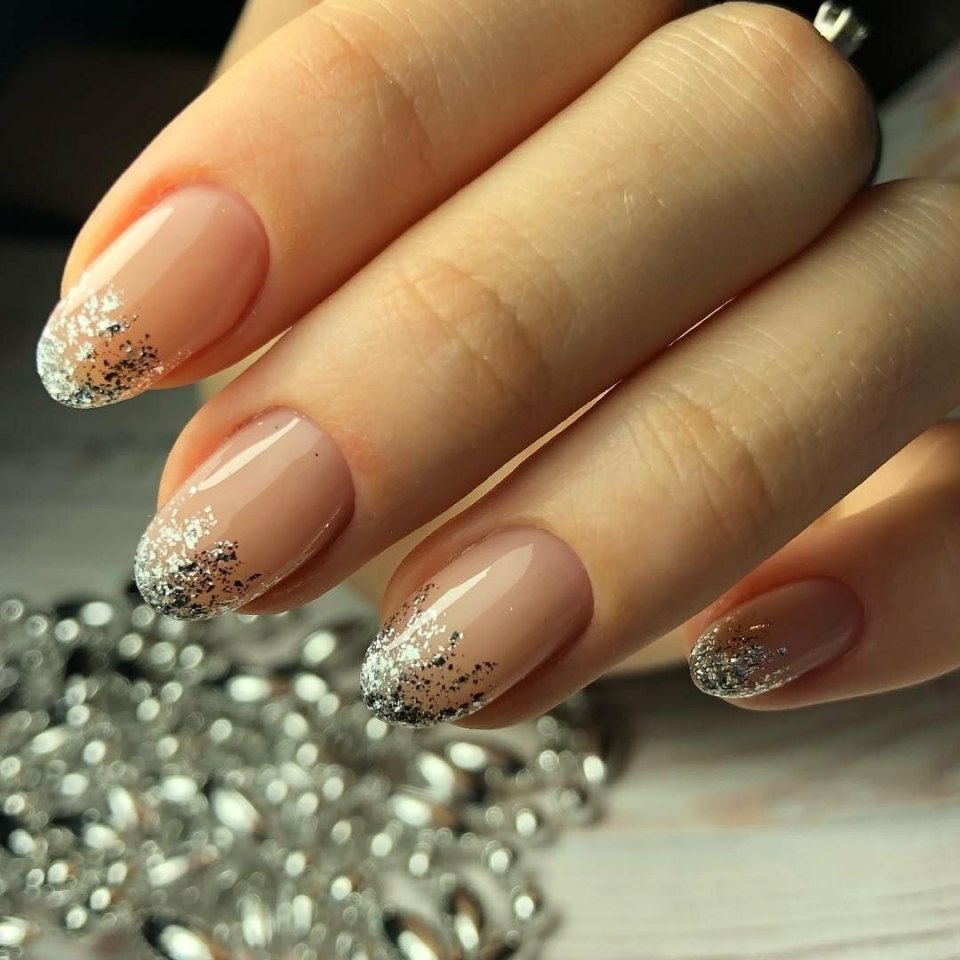 Маникюр розовый с блеском