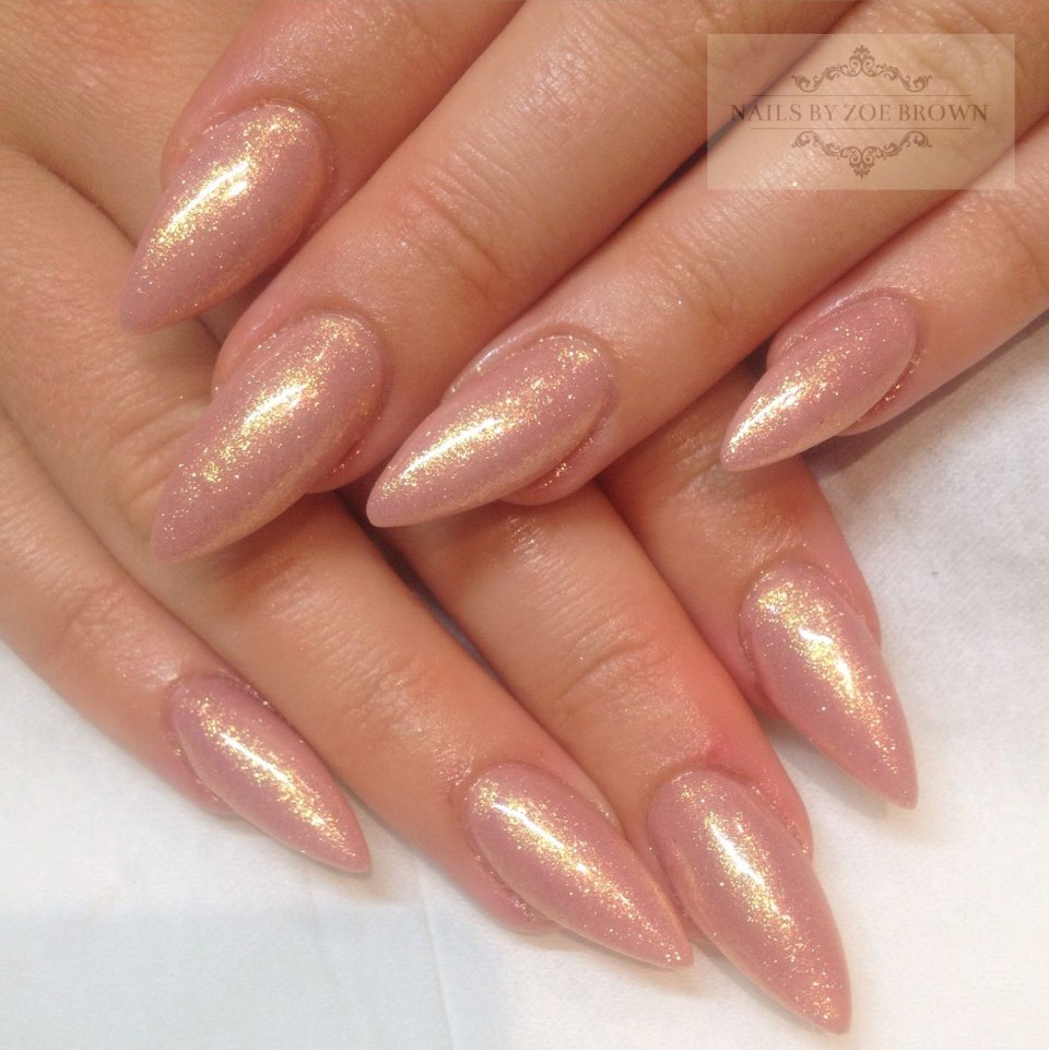 Молочные ногти с блестками