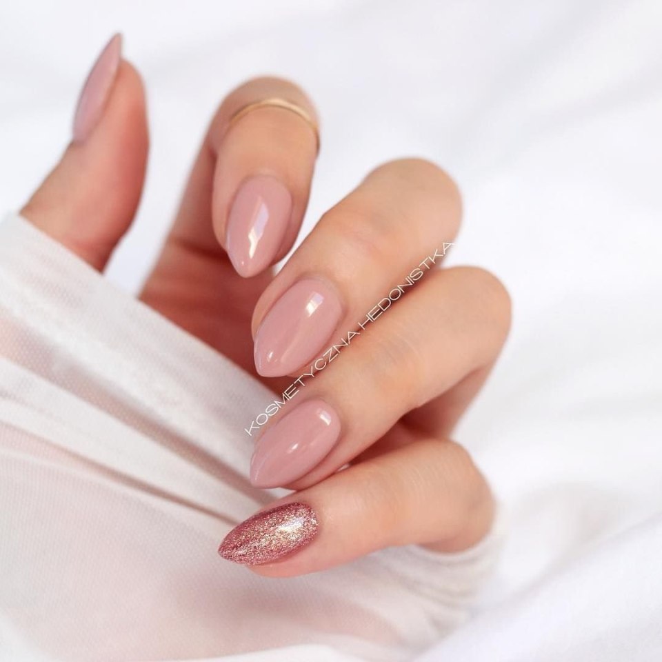 Естественный маникюр с блестками