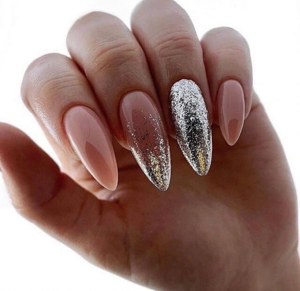 Французский маникюр с блестками