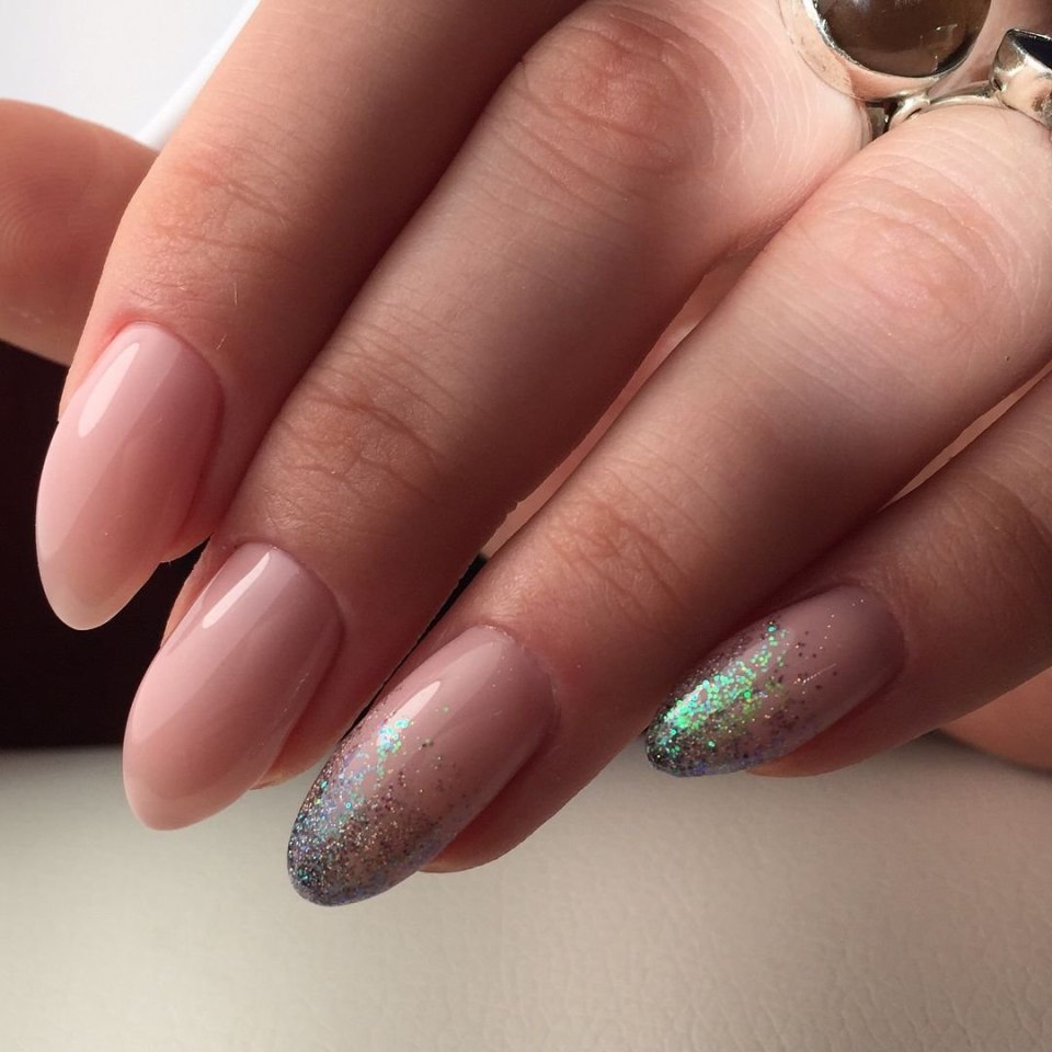 Маникюр растяжка блестками