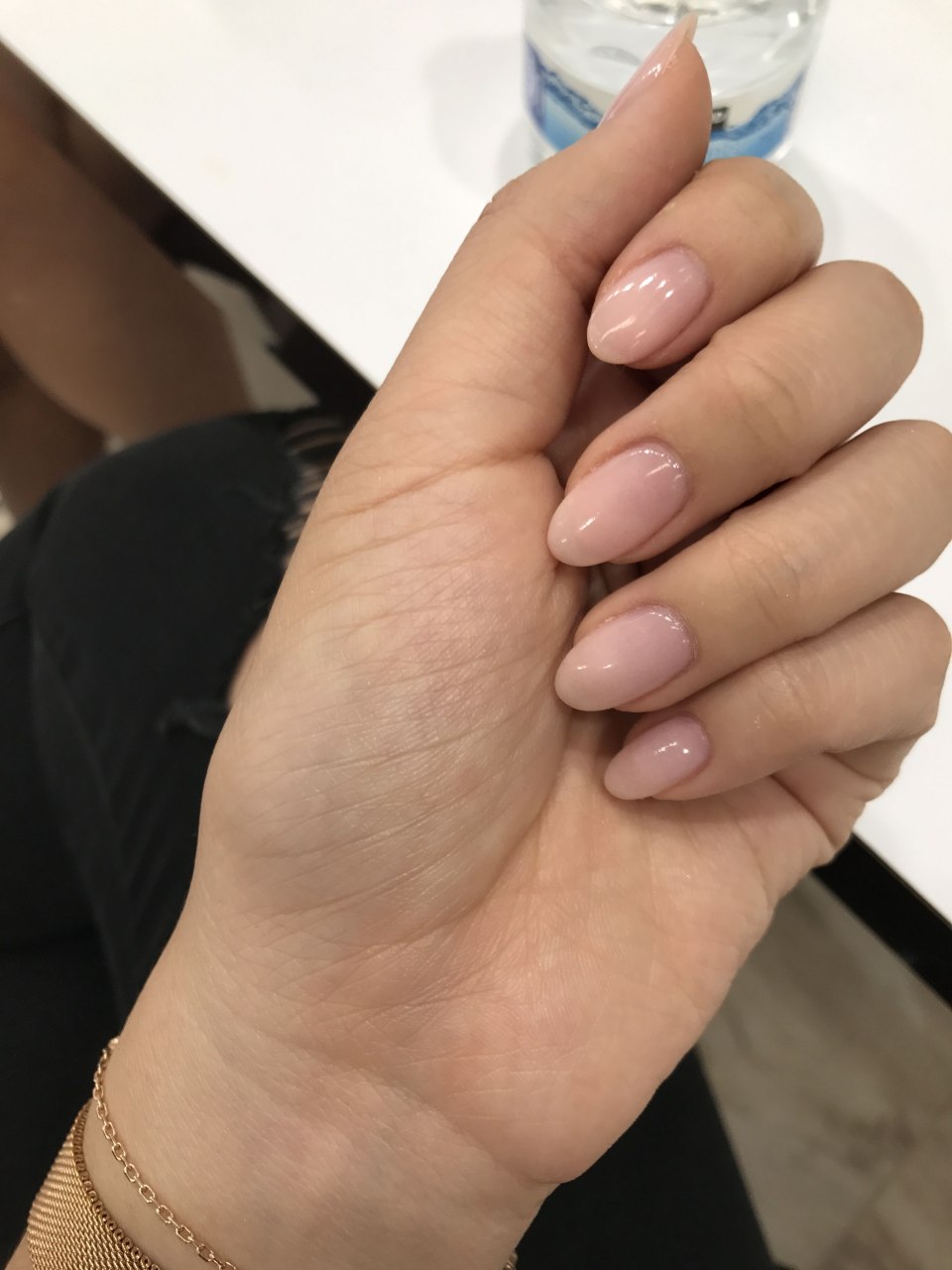 Натуральный маникюр на коротких ногтях