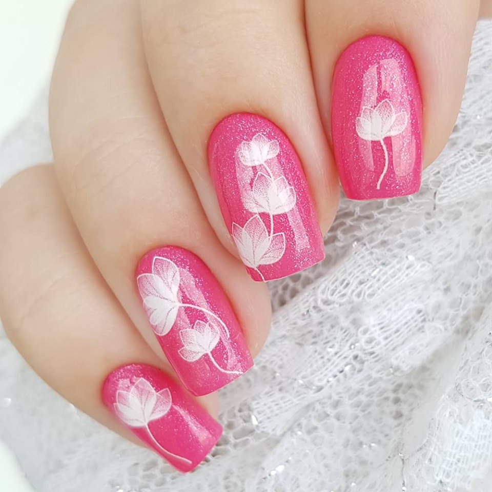 Розовый маникюр с цветами