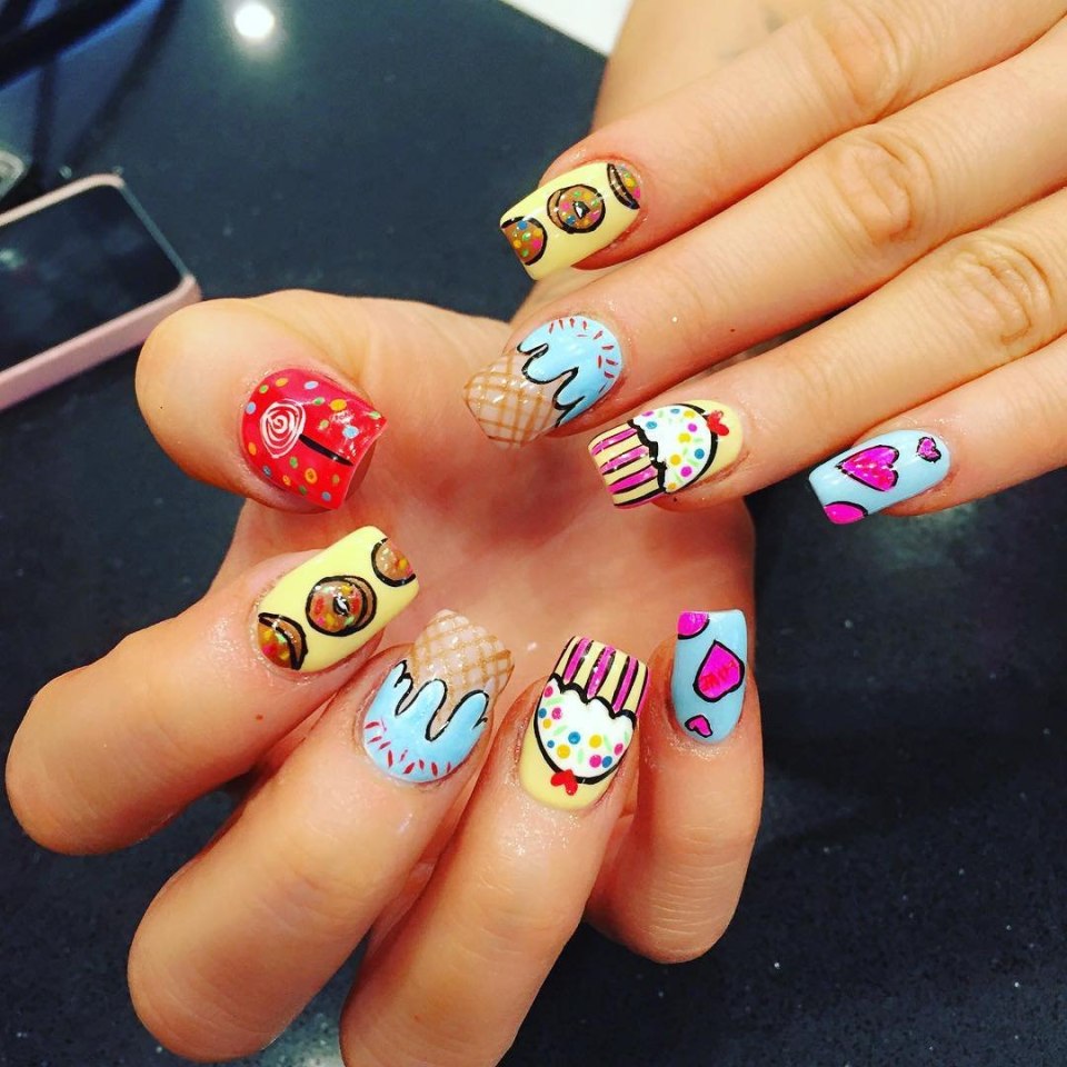 Маникюр с совой на коротких ногтях