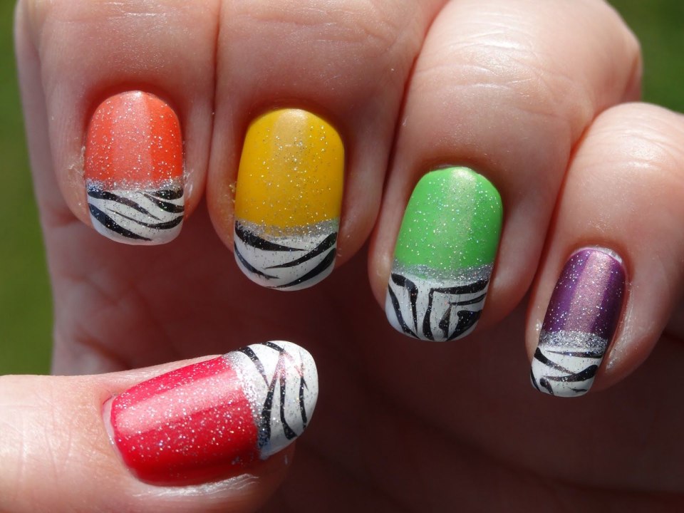 Оригинальный яркий маникюр