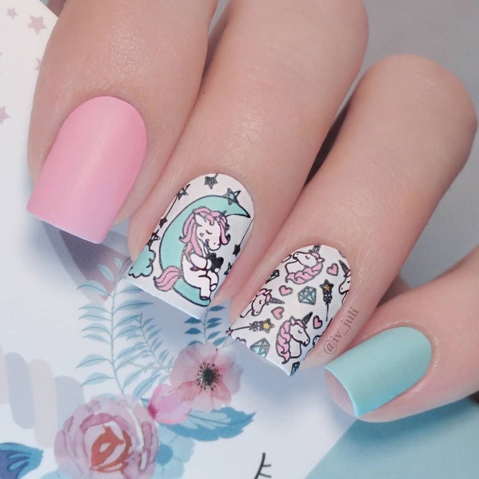 Маникюр с единорогом