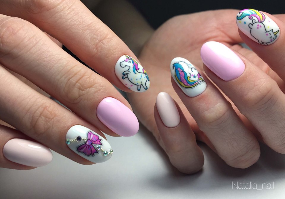 Нежный маникюр с единорожкой