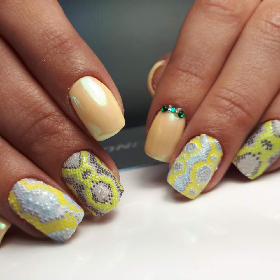 Мандала на ногтях