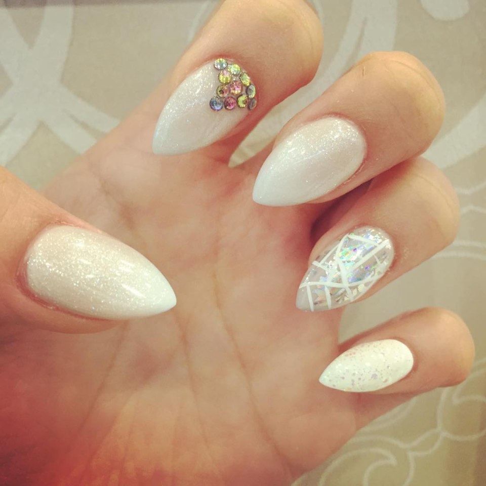 Бежевый маникюр на длинные ногти