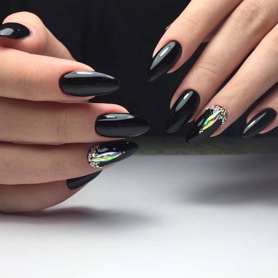 Маникюр с рисунком полоски