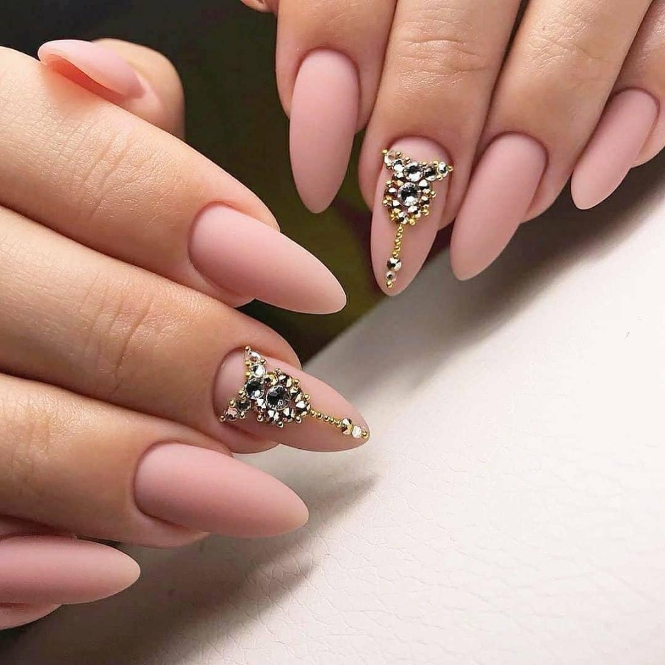 Ногти со стращстращами