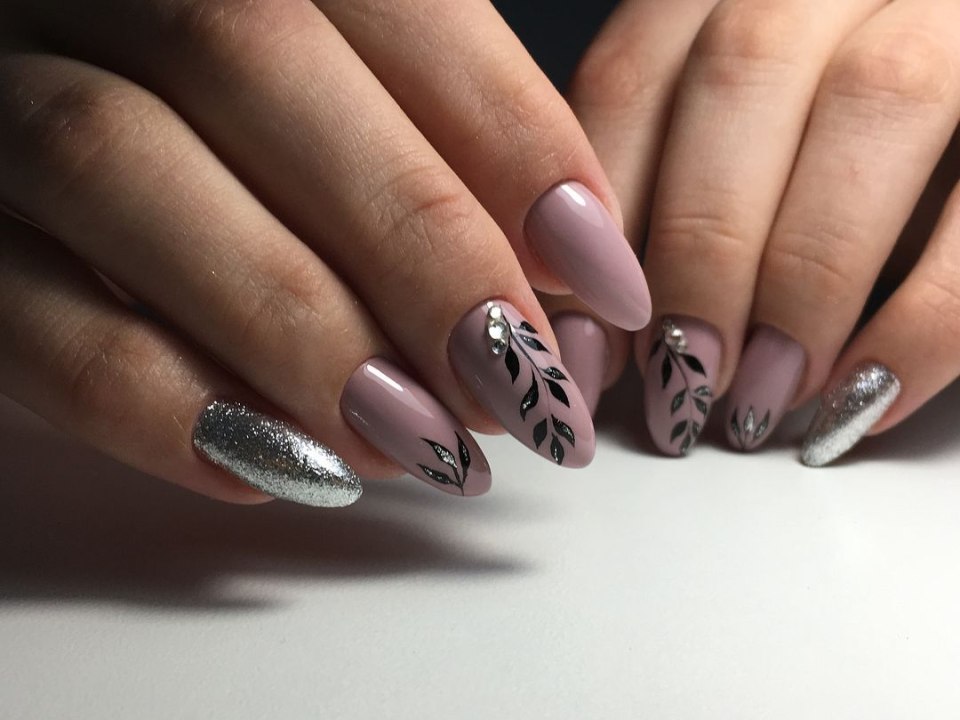 Серебристый маникюр с дизайном
